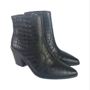 Blonde Que Waterproof Ankle Bootie. Size 8.5